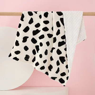 Minky Dots segas jaundzimušajiem