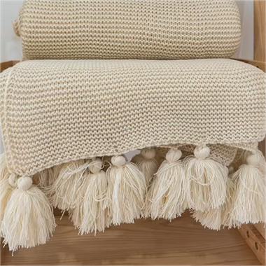 Kokvilnas adīta sega ar pušķi